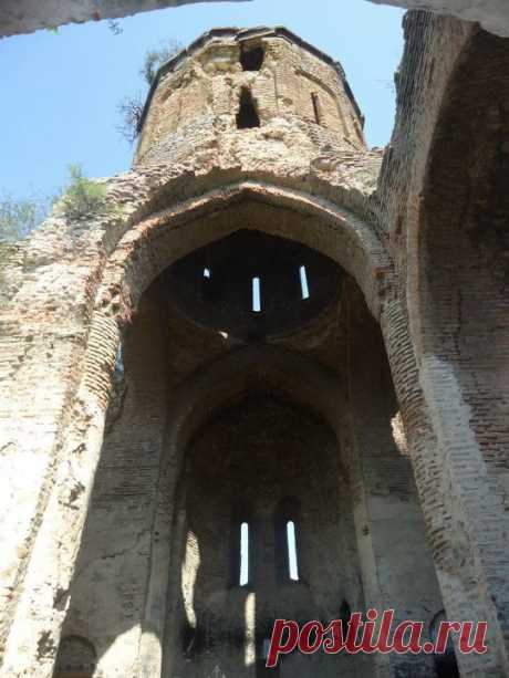 «Սուրբ վեղարով» վանք
Սրվեղի վանքը (XIIIդ.) գտնվում է Տավուշի մարզի Այգեհովիտ գյուղից 3կմ հարավ, Խաչի Տակ կոչվող վայրում, անտառապատ բացատի բարձրադիր սարալանջին։ 
Սրվեղի վանական համալիրը բաղկացած է Սուրբ Աստվածածին, Սուրբ Նշան եկեղեցիներից, խուցերից, ձիթհանքից, օժանդակ շինություններիցԳլխավոր՝ Սուրբ Նշան եկեղեցին ներքեւի մասում շարված է քարով, վերեւում, գմբեթի հետ միասին օգտագործված է թրծած աղյուս: Պատերի վրա կան արձանագրություններ, որոնից մեկը 1152 թվականի է: