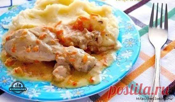 КУРОЧКА В МОЛОЧНО-СМЕТАННОМ СОУСЕ .