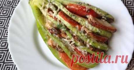 Молодые кабачки, фаршированные копченой курицей и овощами Кабачки, фаршированные копченой курицей, шампиньонами и помидорами с сыром подходит для любого обеда или ужина