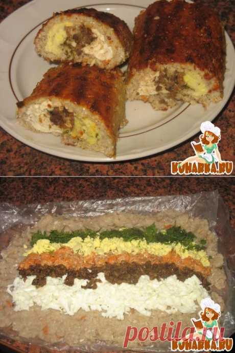 Запеченный рулет из рыбного фарша с грибами и яйцами.