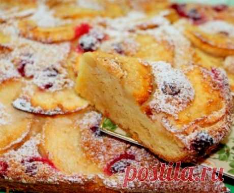 Вкусный и простой яблочный пирог с добавлением печенья и клюквы