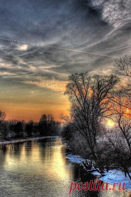 Река, деревья, снег, зима, сумерки. Источник: https://ru.best-wallpaper.net/River-trees-snow-winter-dusk-HDR-style_wallpapers.html