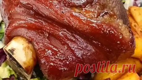 Свиная рулька в пиве запеченная в духовке - это всегда красивая подача.