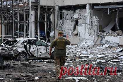 В Германии рассказали о новой тактике России по обезоруживанию ВСУ. Вооруженные силы России используют в зоне спецоперации тактику «активной обороны» и делают ставку на обезоруживание ВСУ. Это оборачивается для противника непомерными потерями, рассказал экс-начальник военного комитета НАТО немецкий генерал в отставке Харальд Куят в интервью YouTube-каналу HKCM.
