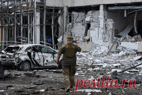 В Германии рассказали о новой тактике России по обезоруживанию ВСУ. Вооруженные силы России используют в зоне спецоперации тактику «активной обороны» и делают ставку на обезоруживание ВСУ. Это оборачивается для противника непомерными потерями, рассказал экс-начальник военного комитета НАТО немецкий генерал в отставке Харальд Куят в интервью YouTube-каналу HKCM.