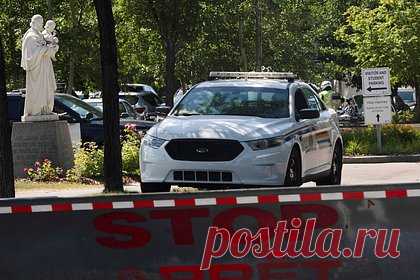 Учительница попала под суд за непристойные прикосновения к школьнику. В Канаде учительница из провинции Ньюфаундленд и Лабрадор попала под суд за попытку совращения несовершеннолетнего. В городе Логи-Бей-Мидл-Ков-Аутер-Ков начался отбор присяжных для разбирательств по делу 34-летней Кристы Граймс, которую обвиняют в том, что она допустила непристойные прикосновения к ученику.