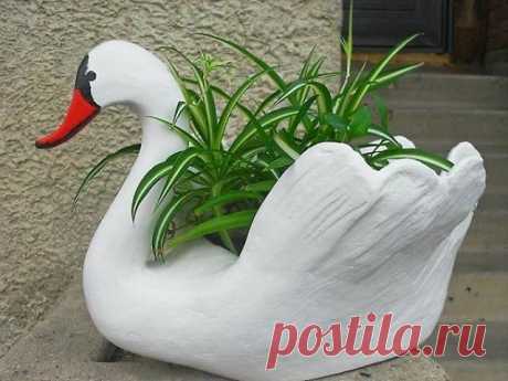 Бабушка научила меня делать садовых лебедей. Вы никогда не угадаете, из чего!