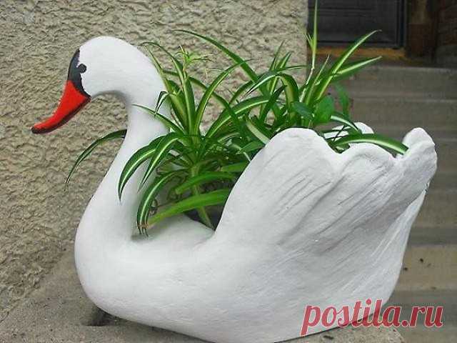 Бабушка научила меня делать садовых лебедей. Вы никогда не угадаете, из чего!