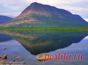 Кутарамакан - самое сказочное  место плато Путорана В западной части плато Путорана, пожалуй, самым красивым озером следует признать Кутарамакан. С северо-востока на юго-запад оно протянулось примерно на 60 километров. А ширина его нигде не превышает и двух километров...