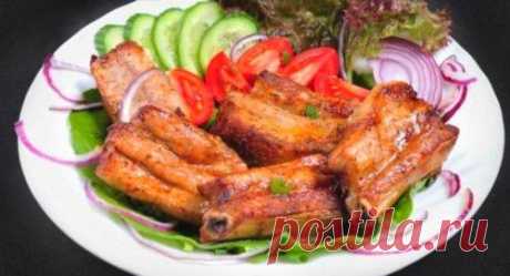 Запекаем ребрышки на углях / Простые рецепты