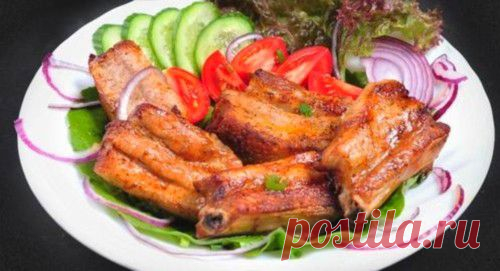 Запекаем ребрышки на углях / Простые рецепты