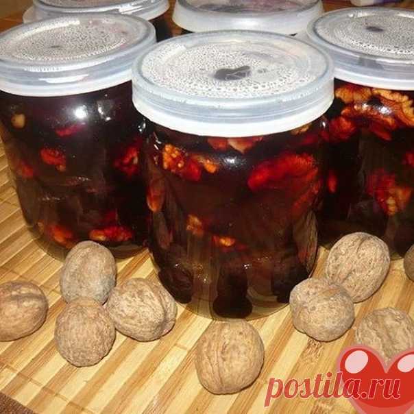 Джем из сливы с грецкими орехами.

Ингредиенты:
1 кг сливы
100 г грецкого ореха
1,2 стакана воды
900 г сахара

Как готовить джем:
Орехи предварительно залить кипятком минут на 10(распаренные они лучше впитают в себя сироп).

Из слив удалить косточки, добавить воду и проварить до размягчения (минут 10), затем сахар и орехи и варить до готовности на маленьком огне при помешивании еще минут 40.

Горячий джем разлить по банкам и закрыть.

Прекрасная хозяйка: Дом, Уют, Любовь, Семья