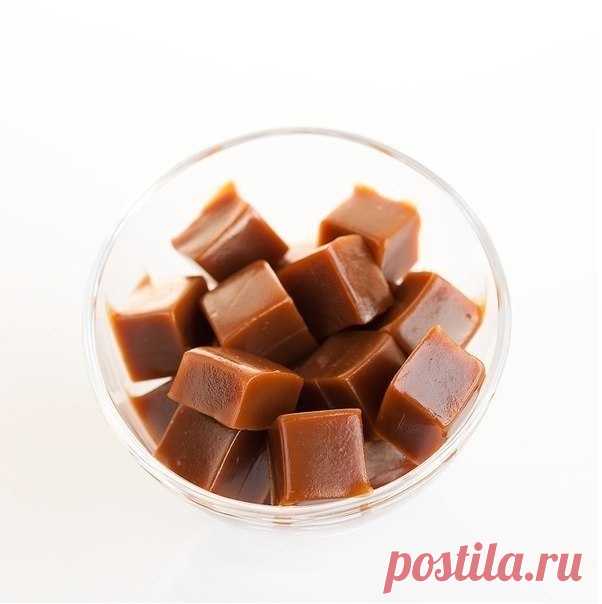 Натуральные ириски для деток и их мам - Эфария Эти ириски готовятся на топленом молоке. Натуральные ириски понравятся и деткам, и мамам. Так что смело берите ингредиенты в ближайшем магазине и вперед готовить эту вкуснятину!Ингредиенты: топленое молоко — 1 стакан сахар — 200 грамм мед — 2 стол. ложки масло слив. — около 30 грамм ванилин — 1 уп. Способ приготовления: Готовится все просто