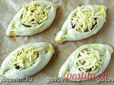 Лодочки из слоеного теста с куриным филе, картофелем и солеными огурцами. Рецепт с фото / Готовим.РУ