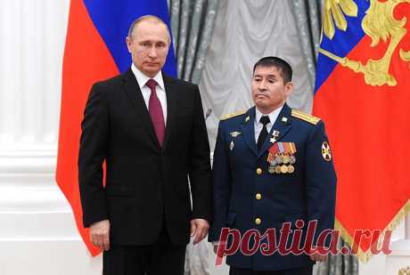 Офицер, закрывший собой гранату, получил Звезду Героя России