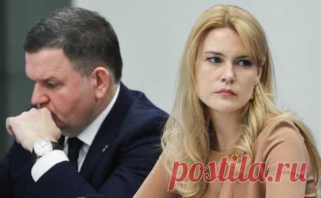 «Ъ» узнал о перестановках в руководстве «Единой России». Сенаторы Сергей Перминов и Дарья Лантратова, а также вице-спикер Госдумы Анна Кузнецова покинут посты заместителей секретаря генсовета, поскольку не вошли в его президиум, сообщил «Коммерсантъ»