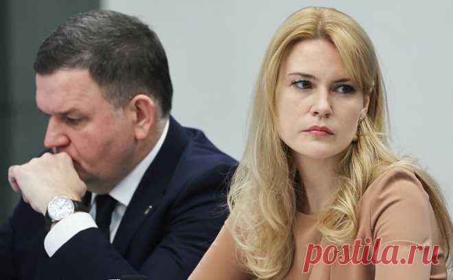 «Ъ» узнал о перестановках в руководстве «Единой России». Сенаторы Сергей Перминов и Дарья Лантратова, а также вице-спикер Госдумы Анна Кузнецова покинут посты заместителей секретаря генсовета, поскольку не вошли в его президиум, сообщил «Коммерсантъ»