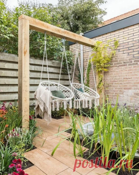 У вас еще нет качелей на даче? Большое упущение! Если на участке есть достаточно большие деревья, везение на вашей стороне: просто привяжите качели к подходящей ветке. Для остальных есть стационарные варианты, рассчитанные на одного или нескольких человек, плетеные или деревянные, тканевые или металлические.