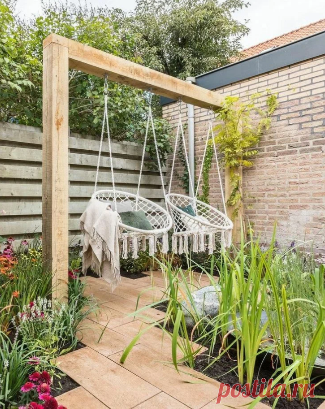 У вас еще нет качелей на даче? Большое упущение! Если на участке есть достаточно большие деревья, везение на вашей стороне: просто привяжите качели к подходящей ветке. Для остальных есть стационарные варианты, рассчитанные на одного или нескольких человек, плетеные или деревянные, тканевые или металлические.