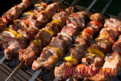 Видеоподборка лучших рецептов шашлыка от опытных кулинаров.