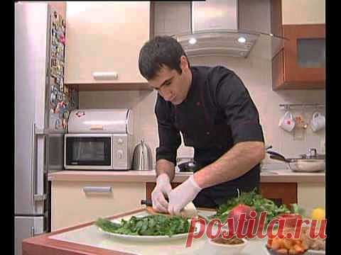 .Сервировка праздничного пасхального стола - сладкий плов и варенная форель