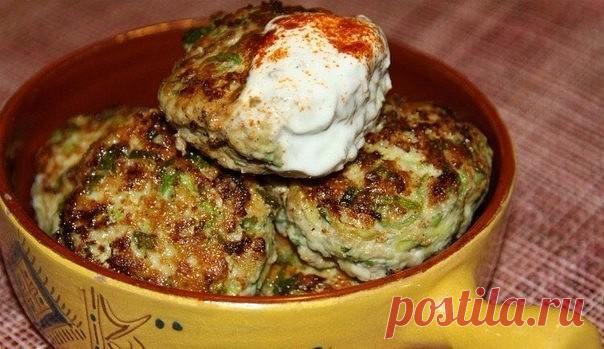 Такую вкусноту из кабачка ты вряд ли когда-либо пробовал! Пышные котлетки прямо к ужину.

Кабачок не только не ухудшит вкус котлет, а наоборот, добавит сочности и нежности привычному блюду. К тех пор как я впервые приготовила котлеты с кабачками по этому рецепту, они пользуются неизменным успехом у моих домочадцев!

ИНГРЕДИЕНТЫ
300–400 г любого фарша
1 кабачок средних размеров
2 яйца
1–2 ст. л. манки
0,5 ч. л. соли
мука или панировочные сухари
перец, другие специи по вкусу...