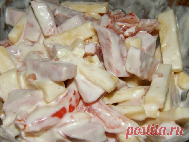 Салат с сыром, ветчиной и помидорами.