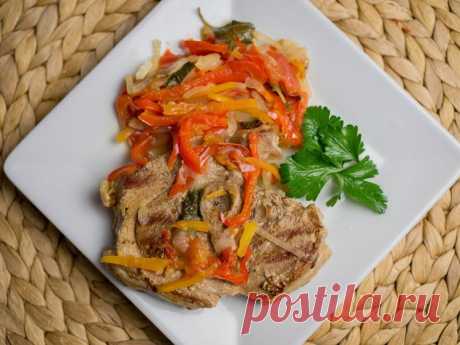 Стейки индейки с овощами - Простые рецепты Овкусе.ру