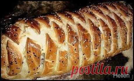 Мясной рулет с яйцом
Ингредиенты:
- фарш мясной 0,5-0,6 кг (зелень, специи по вкусу)
- Готовое слоенное тесто 0,5 кг
- Яйца варенные 3-4 шт.
- Яйца сырые 2 шт. (одно в фарш, одно для смазывания)
Половину фарша выкладываем на размороженное тесто…Сверху кладем яички, порезанные пополам… Далее, яйца покрываем оставшеюся частью фарша… Разрезаем тесто на полоски так, как показано у меня на фото…И…плетем косичку (прижимая кусочки теста друг к другу). Готовый рулет смазываем яйцо...