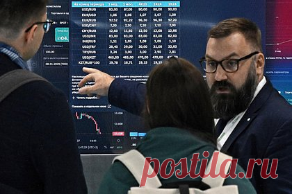Участники биржевых торгов пожаловались на скупающих бензин роботов. Представители частных АЗС написали письмо руководству Минэнерго, Федеральной антимонопольной службы и Петербургской международной товарно-сырьевой биржи, обратив внимание на резкое повышение активности роботов при торгах топливом. По словам главы Российского топливного союза, приобретать его приходится у перекупщиков.