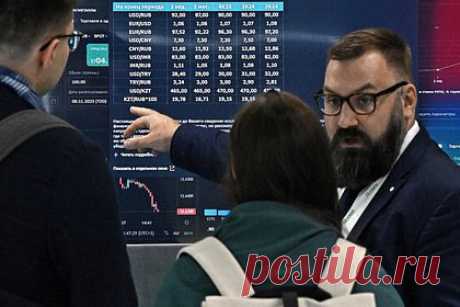 Участники биржевых торгов пожаловались на скупающих бензин роботов. Представители частных АЗС написали письмо руководству Минэнерго, Федеральной антимонопольной службы и Петербургской международной товарно-сырьевой биржи, обратив внимание на резкое повышение активности роботов при торгах топливом. По словам главы Российского топливного союза, приобретать его приходится у перекупщиков.