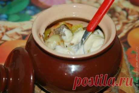 Картофель с мясным фаршем и плавленным сыром в горшочках
