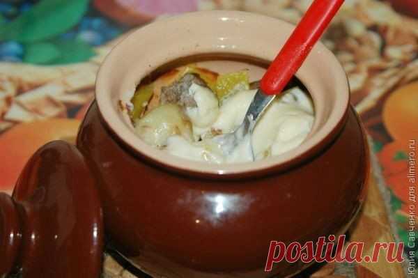 Картофель с мясным фаршем и плавленным сыром в горшочках