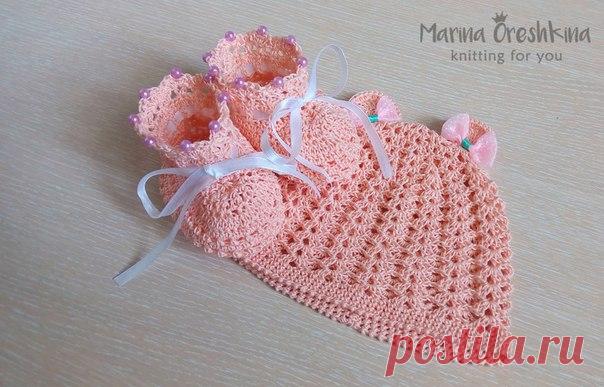 И снова комплект для малышки из шапочки и пинеток!!! 

Размер для новорожденного, можно повторить в другом цвете и размере. Связан из 100% мерсеризованного хлопка, а это значит, что изделие не садится и не линяет при стирке!  

Отличный подарок к рождению малыша! 
Связан с любовью!