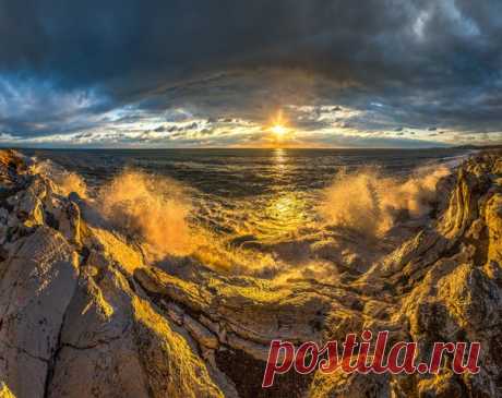 «Брызги солнца». Чёрное море, Абхазия. Автор фото — Фёдор Лашков: nat-geo.ru/photo/user/27510/