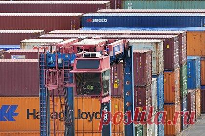 США ограничили поставки некоторых товаров в Россию. США ограничили поставки в Россию и Белорусию 1224 промышленных изделий. Для экспорта, реэкспорта и передачи в пределах России и Белоруссии товаров из опубликованного министерством списка теперь потребуется специальная лицензия. В перечень вошли строительные материалы, ткани, краски, бумага, оборудование и транспорт.