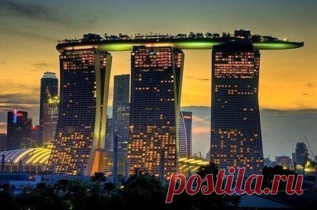 Один из самых необычных, высоких и дорогих отелей мира - Marina Bay Sands в Сингапуре.