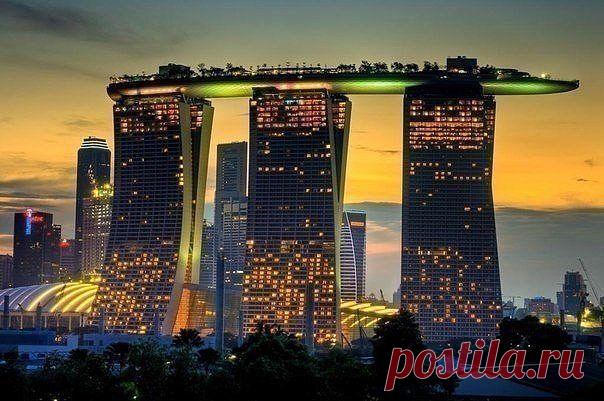 Один из самых необычных, высоких и дорогих отелей мира - Marina Bay Sands в Сингапуре.