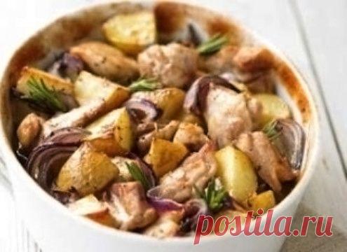Куриные грудки, запеченные в вине с картофелем и красным луком | Вкусный рецепт