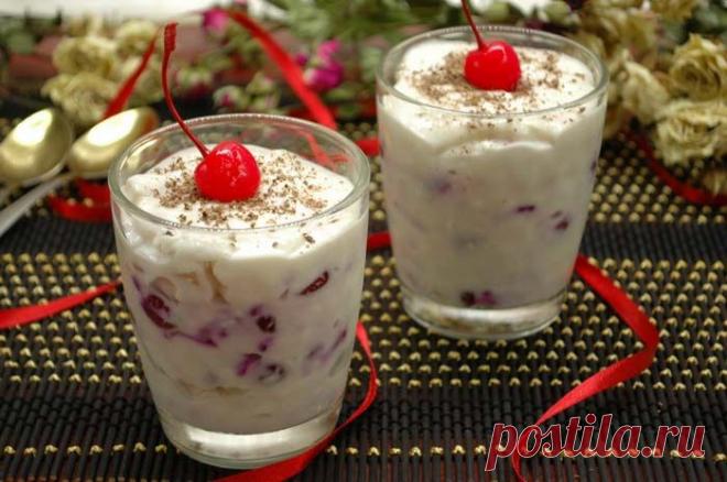 Десерт с ананасом и вишней