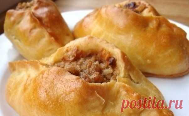 Расстегайчики из слоеного теста с мясом..