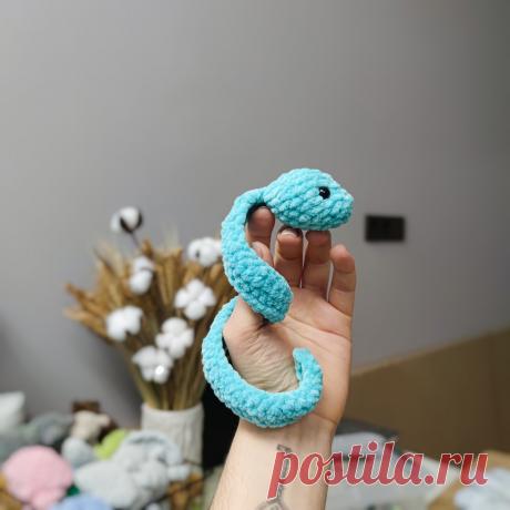 PDF Змейка крючком. FREE crochet pattern; Аmigurumi toy patterns. Амигуруми схемы и описания на русском. Вязаные игрушки и поделки своими руками #amimore - плюшевая змея, змейка из плюшевой пряжи.