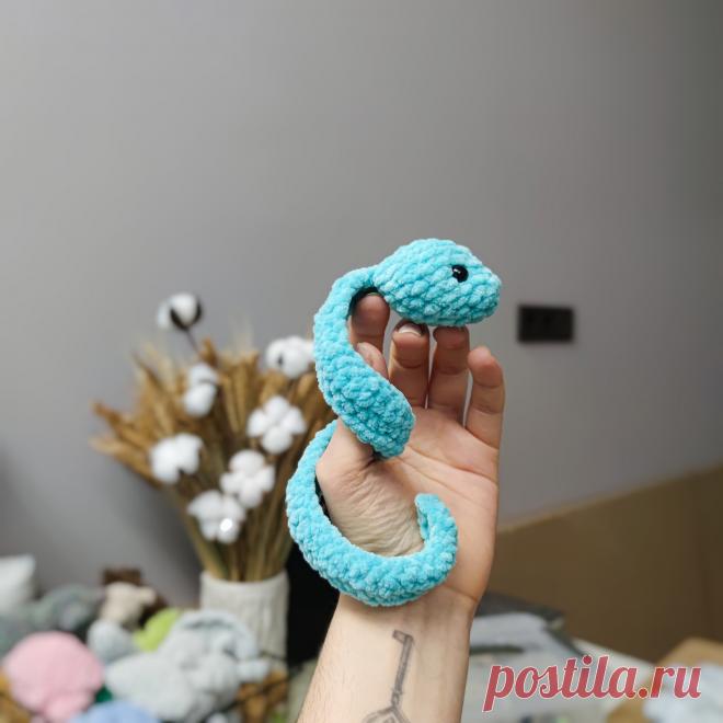 PDF Змейка крючком. FREE crochet pattern; Аmigurumi toy patterns. Амигуруми схемы и описания на русском. Вязаные игрушки и поделки своими руками #amimore - плюшевая змея, змейка из плюшевой пряжи.
