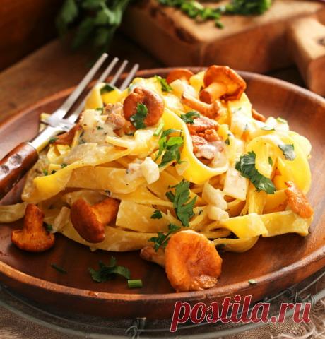 Макароны с лисичками в сливочном соусе.
Отличный рецепт ароматной пасты из лесных грибов лисичек, обжаренных с луком, сметаной и перемешанных с вареными макаронами Феттуччине.