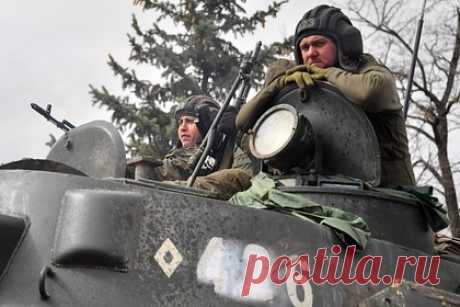 Российские военные ударили по ВСУ на донецком направлении. Российские военные за сутки поразили позиции Вооруженных сил Украины (ВСУ) около восьми населенных пунктов на донецком направлении. Об этом сообщил начальник пресс-центра группировки «Юг» Вадим Астафьев. Удары были нанесены по живой силе и технике противника в районах Артемовского, Андреевки, Богдановки, Клещеевки.