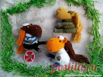Вязаные Лошадки разных профессий – HandMade39.ru Вязаные крючком игрушки Лошадки разных профессий - мастер-класс. Вязаные моряк, доктор, военный. Вязаные игрушки авторская работа заказать, купить.