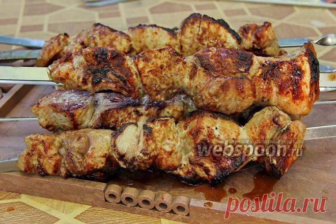 Шашлык из свинины в майонезно-соевом маринаде  Готовим шашлыки из свинины в майонезно-соевом маринаде 
Одни считают шашлык главным блюдом народов Кавказа. Другие, что это исконно русский продукт, так как в старину мясо жарили на вертеле. А сейчас это блюдо есть в меню разных стран и готовят его не только из традиционного мяса. Но сегодня мы как раз рассмотрим ещё один способ приготовления этого восхитительного блюда.