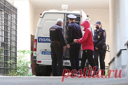 Стали известны новые детали экспертизы останков расчлененного рэпера Картрайта. Судебно-медицинская экспертиза останков расчлененного рэпера Энди Картрайта (Александр Юшко) показала, что тело музыканта могли расчленять до наступления его смерти. Изучив очаговые скопления эритроцитов по краю срезов, эксперты пришли к выводу, что расчленять рэпера могли за несколько десятков минут до гибели.