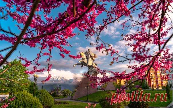 Памятник Иссе Плиеву во Владикавказе. Снимок загрузил Mikhail – nat-geo.ru/community/user/219041.