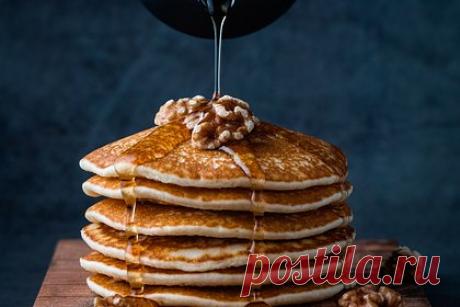 Вирусный рецепт блинов в аэрогриле разочаровал тиктокершу. Австралийская блогерша Кортни Рамбел приготовила блины по ставшему вирусным рецепту из TikTok, но результаты эксперимента ее не впечатлили. «Они выглядят неплохо. Не ужасно, но обычные блины вкуснее. Они оказались не хрустящими, больше похожи на пирожки», — констатировала женщина.